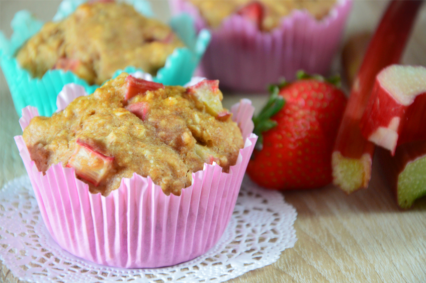 Healthy rabarber aardbei muffins