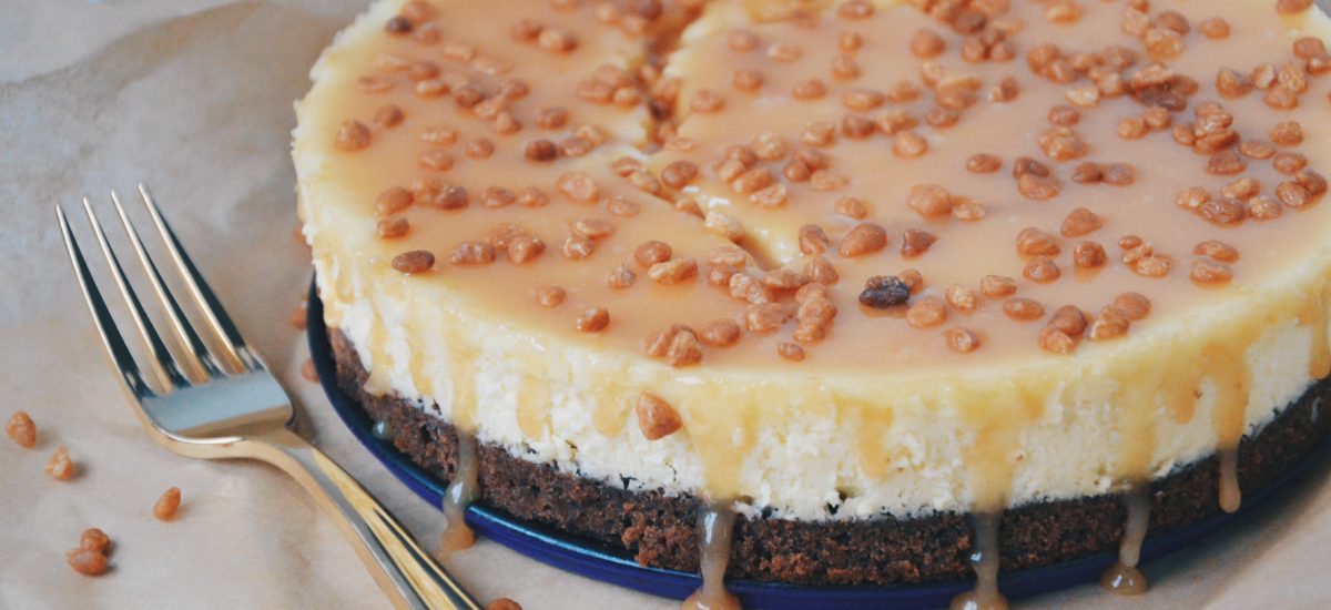 Obesecake: brownie vanille cheesecake met karamelsaus