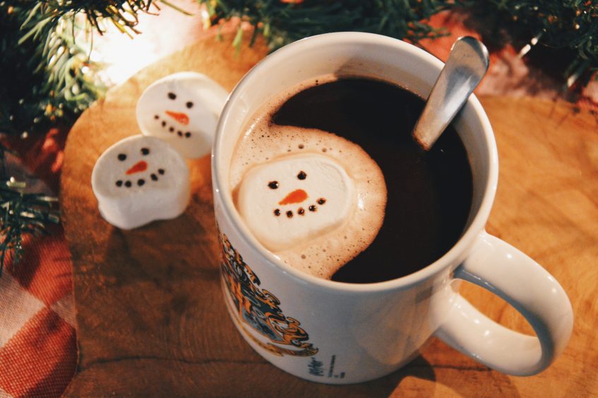 Warme chocolademelk met snowman marshmallows